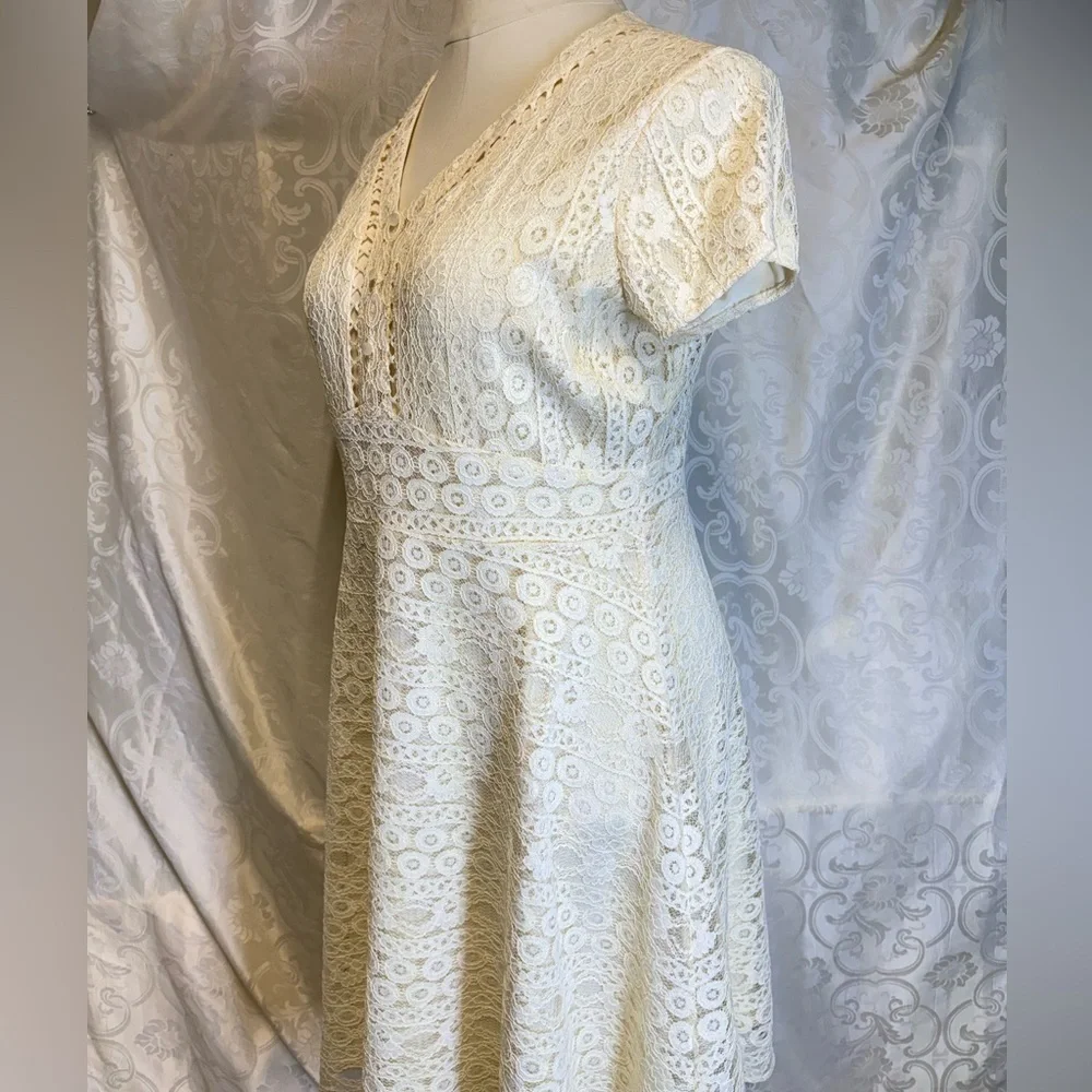 Cream/pale yellow - lace dress from the brand De Collection. Size XL
